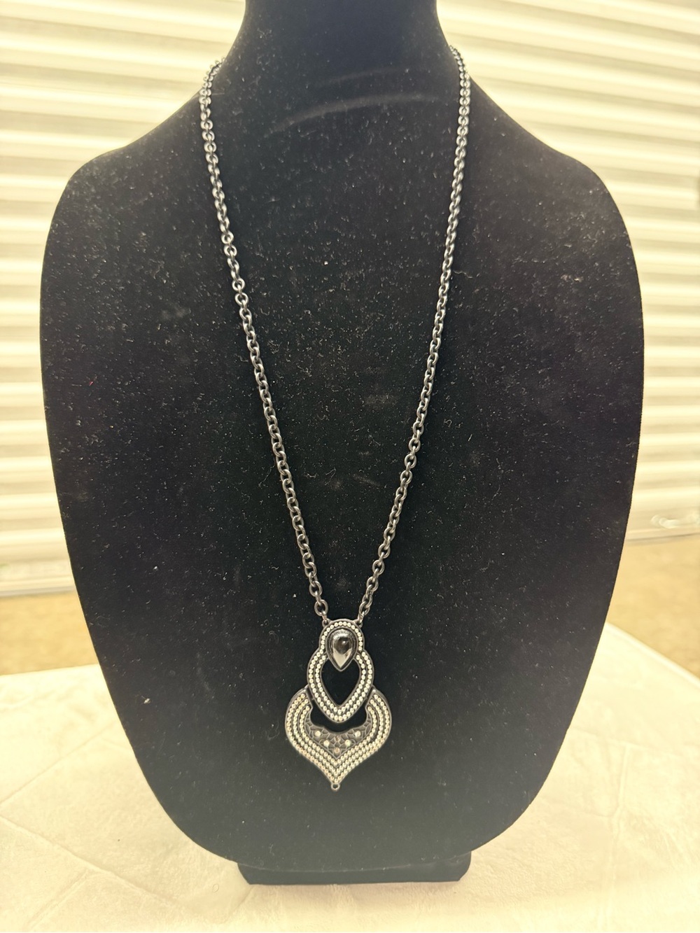 Elegant Black Pendant Necklace with Ornate Drop Design